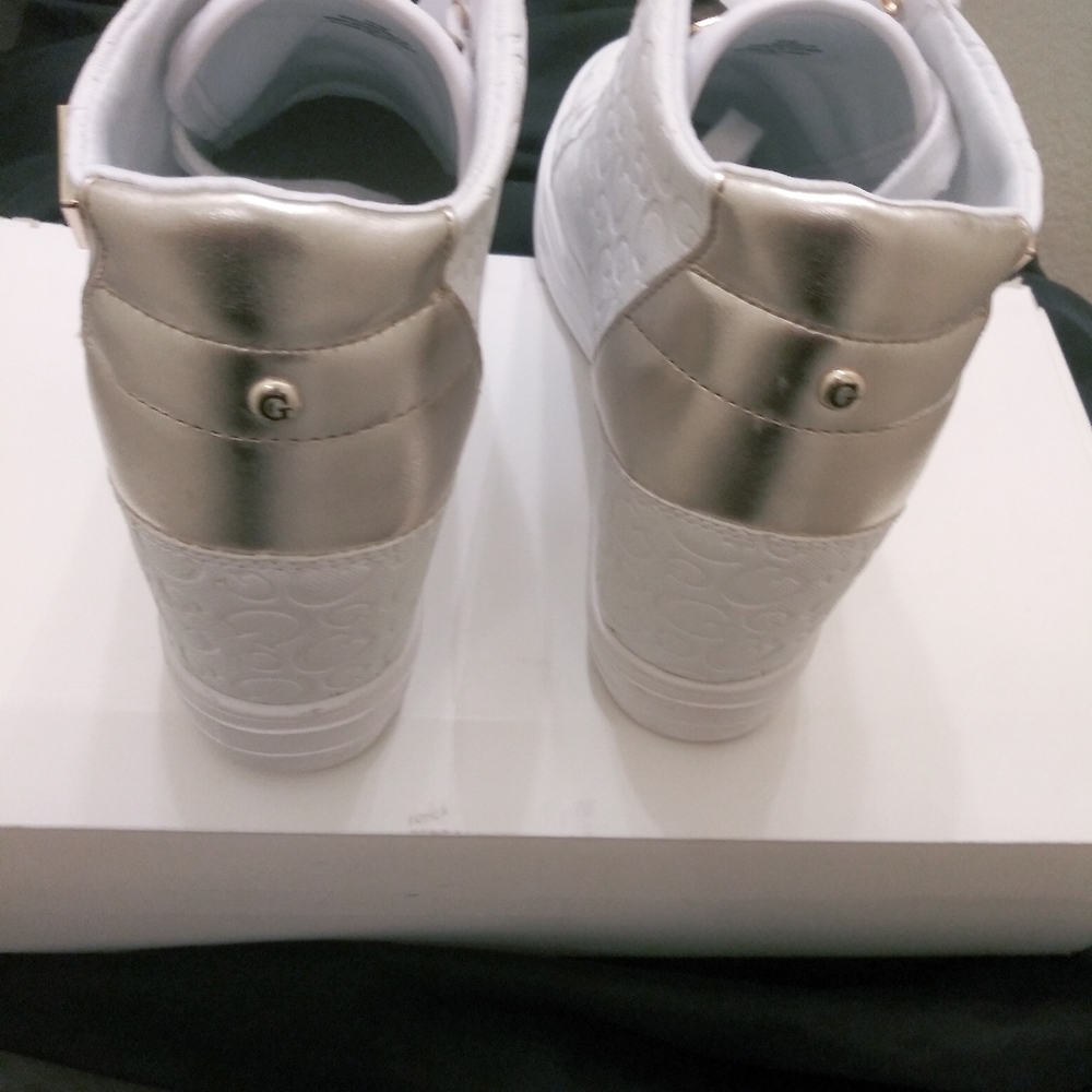 GUESS - Picture 5 of 6